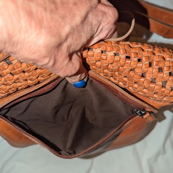 Vilenca Holland Elegant Woven Leather Crossbody Bag in Brown - Picture 7 of 9